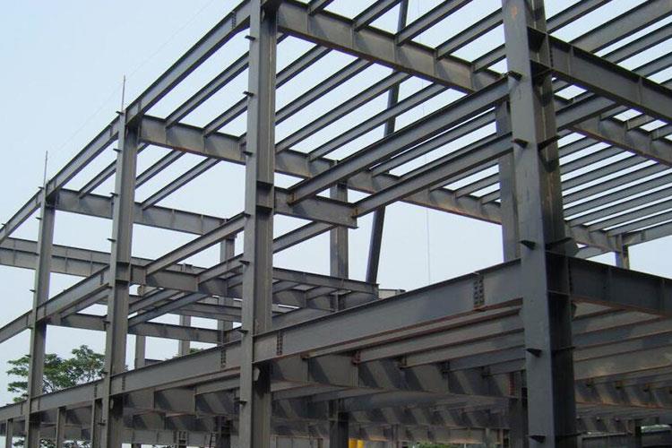 多层钢结构自重较轻施工简便，钢材具有良好的延伸性，可吸收大量地震能量，使安全性大大提高